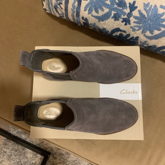 Clarks’ Grey Suede Boot - Picture 4 of 6